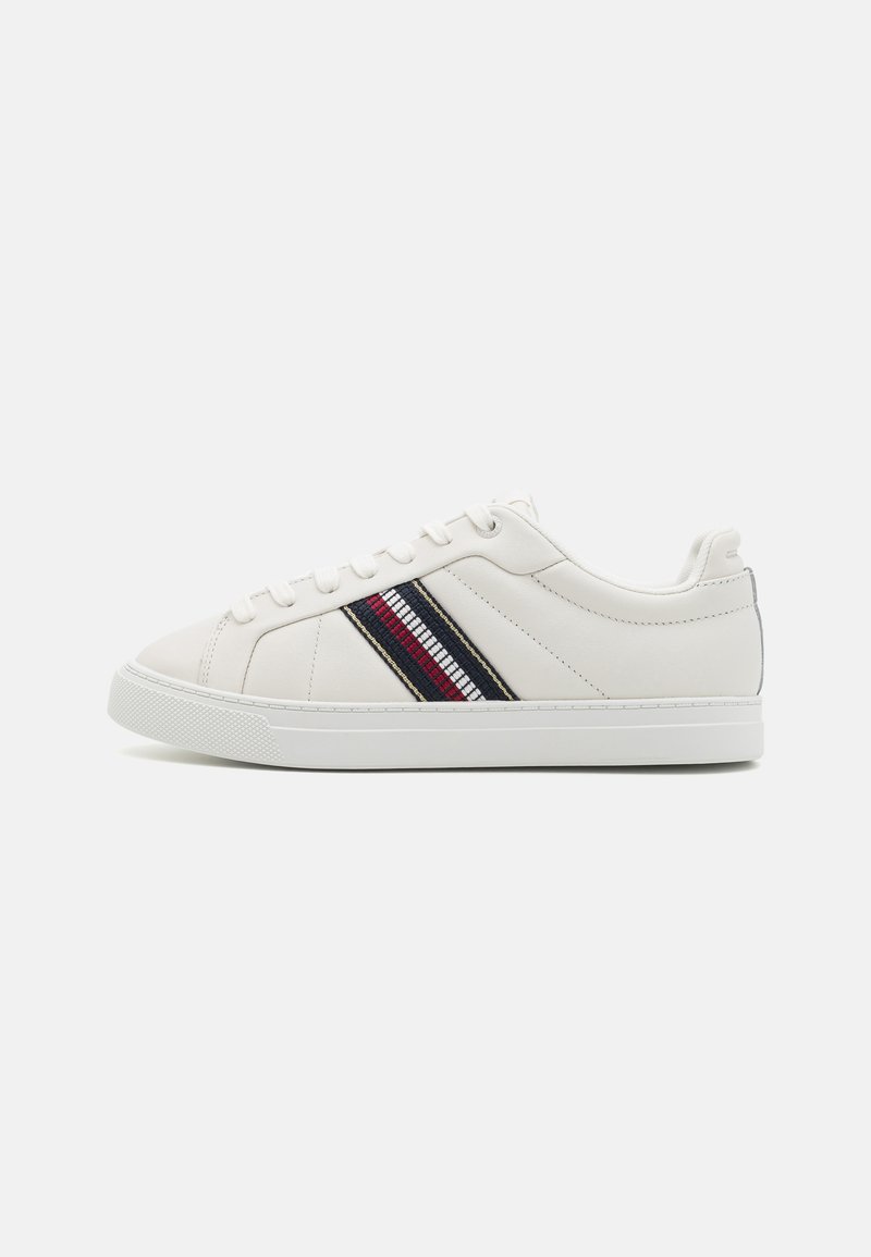 Sneaker bianche con tomaia in pelle liscia, caratterizzate da strisce diagonali rosse, bianche e blu, punta tonda e suola in gomma.