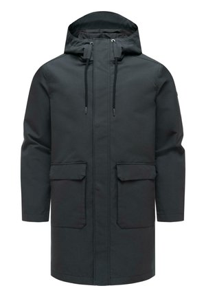 Lang svart parkasjakke med hette, frontglidelås dekket av klaff, snorer og to store klafflommer på hoftenivå.