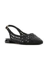 Scarpe slingback nere intrecciate con punta affusolata, caratterizzate da una tomaia testurizzata, tacco piatto e una fascetta regolabile alla caviglia.