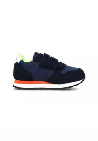 Sneaker blu navy con materiale in camoscio e mesh, cinturino in Velcro, suola intermedia bianca, dettagli arancioni e verdi neon, e suola nera.