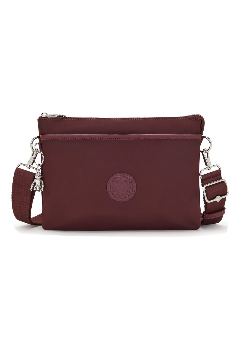 Borsa a tracolla bordeaux in nylon con texture liscia. Presenta una chiusura con zip, una tracolla regolabile e un dettaglio con logo in rilievo.