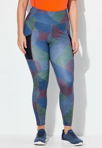 Leggings de ropa deportiva en azul con un patrón geométrico que presenta acentos en rojo, verde y texturizados. Diseño de cintura alta con silueta ajustada.