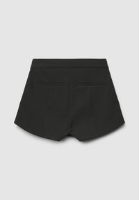 Shorts noirs sur mesure avec un tissu lisse, dotés de deux poches arrière, une ceinture droite et un ourlet légèrement arrondi.