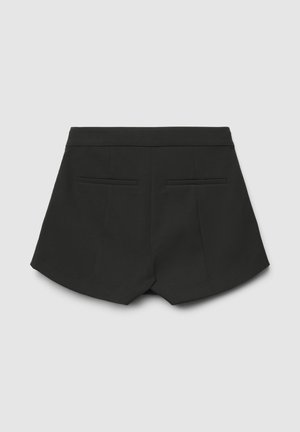 Shorts noirs sur mesure avec un tissu lisse, dotés de deux poches arrière, une ceinture droite et un ourlet légèrement arrondi.