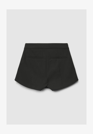 Shorts noirs sur mesure avec un tissu lisse, dotés de deux poches arrière, une ceinture droite et un ourlet légèrement arrondi.