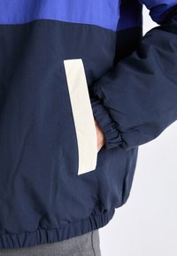Tommy Jeans REVERSIBLE JACKET UNISEX - Chaqueta de entretiempo - bright blue multi