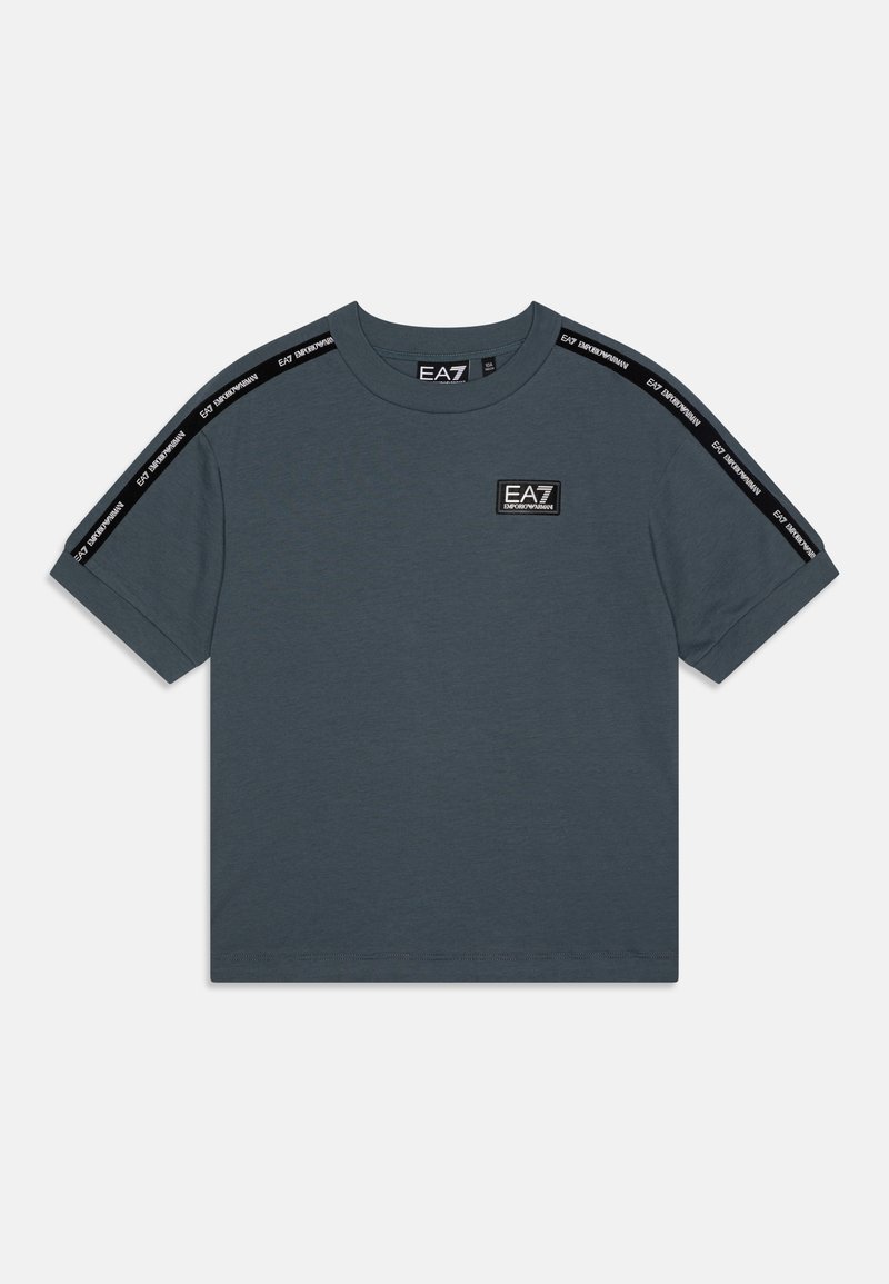 T-shirt grigio a maniche corte realizzato in cotone. Presenta dettagli neri lungo le spalle e un piccolo patch con logo sulla parte anteriore. Design classico con scollatura a girocollo.