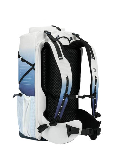 Zaino con un design a gradiente bianco e blu, dotato di imbottitura in rete, spallacci regolabili, molteplici tasche e accessori in metallo sicuri.