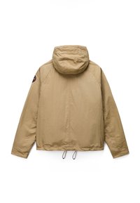 Μπεζ ελαφρύ μπουφάν με κουκούλα, μακριά μανίκια, ρυθμιζόμενα κορδόνια στο τελείωμα και κυκλικό έμβλημα στο αριστερό μανίκι.