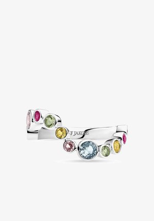 Sølvring med flere runde ædelsten i pink, grønne, gule og blå nuancer, sat i et spredt mønster.
