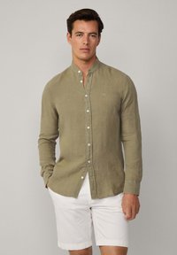 Hackett London TAILORED FIT LINEN PORTER SHIRT - Camicia - light khaki green