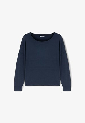 Marineblå strikket sweater med bred, rund halsudskæring, lange ærmer og ribkant. Har subtile ribbede detaljer på ærmerne.
