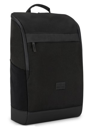 Sac à dos noir rectangulaire avec poignée supérieure, poche avant zippée, poches latérales et panneau inférieur renforcé.