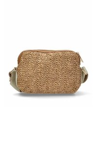 Bolso bandolera de paja trenzada con cremallera de cuero marrón y correa de tela verde; presenta una superficie texturizada y con patrones.