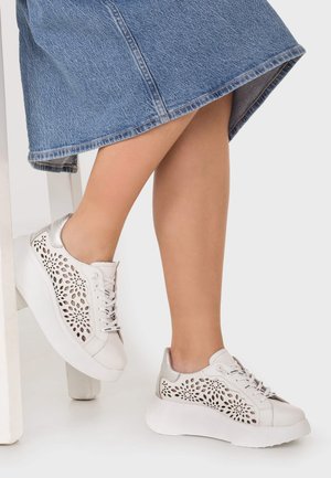 WONDERS, Trainers - white