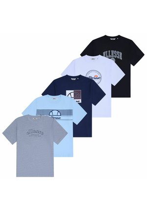 Pięć złożonych t-shirtów z krótkim rękawem w kolorach: szarym, jasnoniebieskim, granatowym, białym i czarnym, każdy z różnymi logo Ellesse na przodzie.