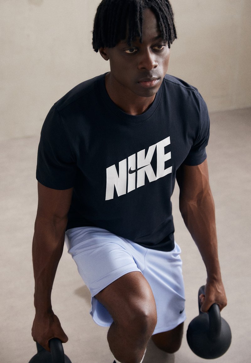 Nike Performance TEE NOVELTY Sport TShirt black/schwarz Zalando.de