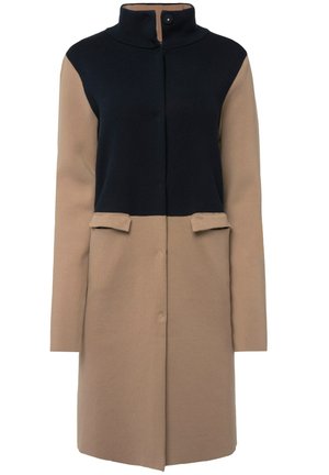 Abrigo bicolor con parte superior azul marino y parte inferior marrón claro. Confeccionado con tejido texturizado, presenta un cuello alto y un cierre de botones en la parte frontal.