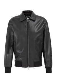Chaqueta bomber de cuero negro con cierre de cremallera frontal, cuello puntiagudo y puños y dobladillo acanalados. Textura suave, detalles mínimos y diseño ajustado.
