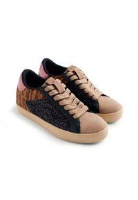 Zapatillas que combinan varios materiales: puntera de ante marrón, parte trasera con estampado de leopardo, panel lateral texturizado negro y cordones marrones sobre una suela clara.