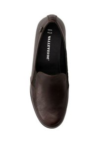 Scarpa slip-on in pelle marrone con punta arrotondata, cuciture minime e interni neri. Nome del marchio "Valleverde" visibile all'interno.