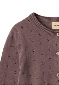 Cárdigan de punto color malva con pequeño patrón de ojales, cuello redondo, ribete acanalado y botones beige en la parte delantera.