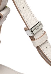Cinturino in pelle bianca con finitura testurizzata, caratterizzato da un accento metallico argento inciso con "Gianni Chiarini". Interno liscio e dettagli beige a contrasto.