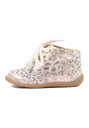 Scarpa alta per bambini con stampa leopardata beige e grigia, lacci bianchi e suola in gomma color cuoio, vista laterale su sfondo bianco.