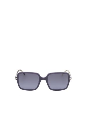 Occhiali da sole rettangolari blu scuro con lenti grigie sfumate e aste con motivo tartarugato su sfondo bianco.