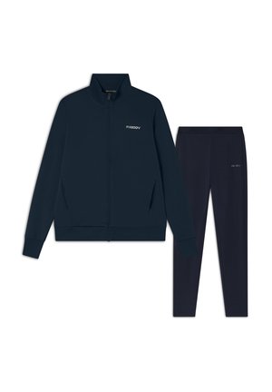 Set di tuta blu marina composto da una giacca con zip e pantaloni coordinati. Tessuto morbido, design aderente e accento con logo sulla giacca.