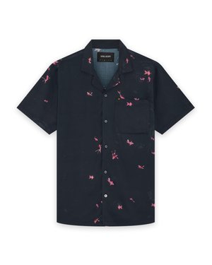 Camicia doppiopetto in blu navy a maniche corte con collo aperto, taschino sul petto e piccoli motivi floreali rosa sparsi.