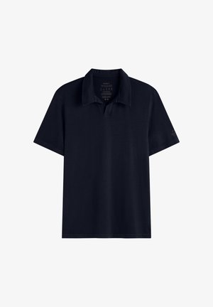 Schwarzes Poloshirt mit kurzen Ärmeln, klassischem Kragen, ohne Knöpfe und dezenten Druckdetails am inneren Halsausschnitt und am linken Ärmel.