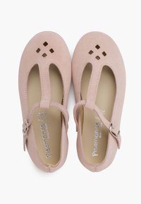 Zapatos Mary Jane de ante rosa con correa en el tobillo, recortes en la parte delantera y un interior suave. Marca en color plata en la plantilla.