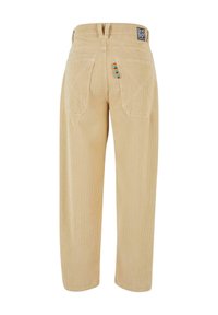 Pantaloni in corduroy beige con gamba larga, dotati di tasche posteriori a toppa e un'etichetta colorata sulla tasca destra; tessuto a coste texturizzato.