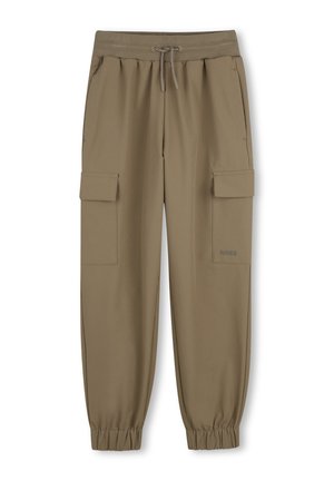Pantalon cargo jogger couleur kaki avec ceinture et chevrons élastiques, poches latérales et poches cargo à rabat, avec un petit logo « BOSS » sur la jambe droite.