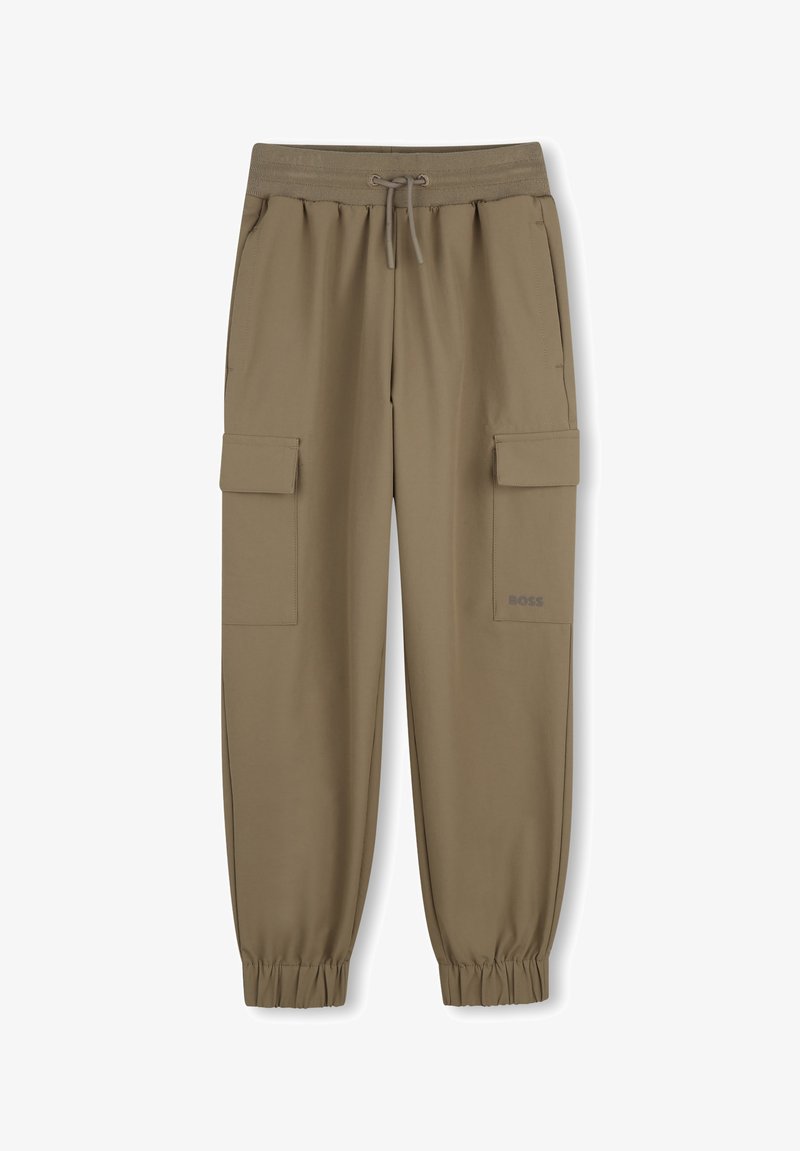 Pantalon cargo jogger couleur kaki avec ceinture et chevrons élastiques, poches latérales et poches cargo à rabat, avec un petit logo « BOSS » sur la jambe droite.