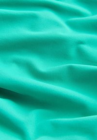 Turkis stof med en glat tekstur og fint ribbet mønster, blødt draperet for at fremvise bløde folder og en livlig farve.