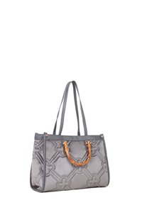 Borsa a tracolla grigia trapuntata con una texture morbida, dotata di una maniglia in bambù e doppie tracolle, che presenta un motivo floreale geometrico.