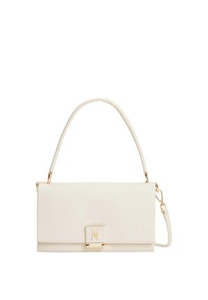 Hvid rektangulær læderhåndtaske med enkelt topgreb, lås i guldfarve og aftagelig skulderrem.