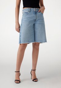 WIDE LEG  - Shorts vaqueros - blau