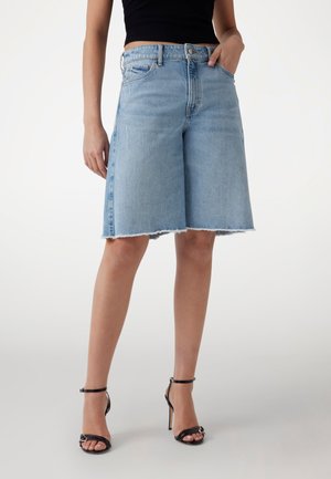 Lichtblauwe denim culotte shorts met een onafgewerkte zoom, met een hoge taille, klassiek vijf-pocket ontwerp en contrasterende stikseldetails.