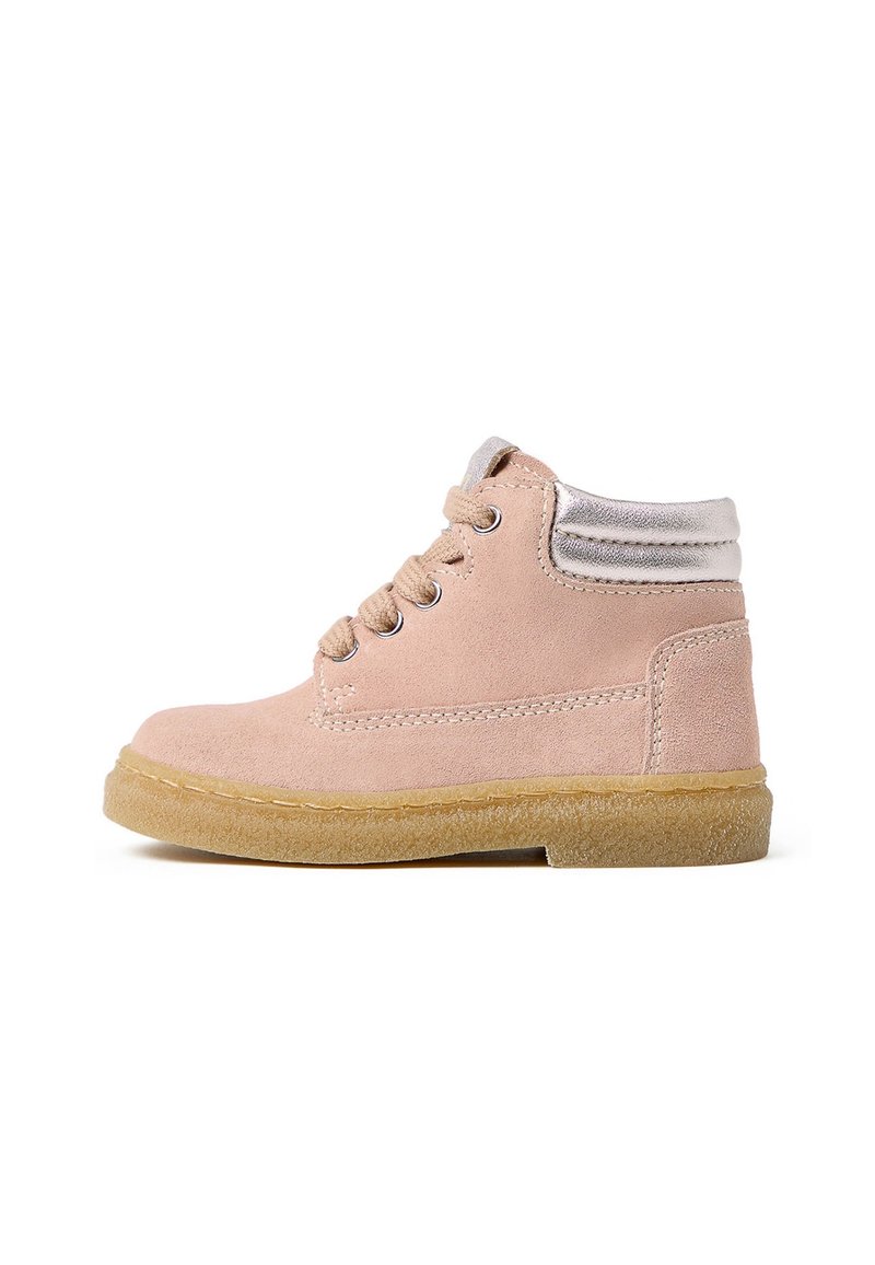 Rosa Wildleder-Stiefelette mit einer strukturierten silbernen Manschette, rundem Zehenbereich und Schnürdesign. Verfügt über eine Gummisohle mit leicht erhöhtem Absatz.