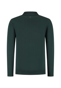 Donkergroene poloshirt met lange mouwen, voorzien van een kraag en geribde manchetten. Gladde textuur met een minimalistisch ontwerp en geen zichtbare patronen.