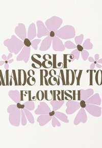 Texte décoratif "Self Made Ready to Flourish" entouré de grandes fleurs violet clair avec des centres foncés sur un fond blanc.