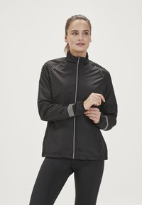Zwarte sportjack met hoge kraag, volledige rits, reflecterende accenten op de mouwen en elastische manchetten. Glad, lichtgewicht materiaal.