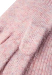 Stickade handskar i en mjuk, fluffig garn av ljusrosa färg med svaga flerfärgade prickar, med ribbat mönster och rundade toppar.