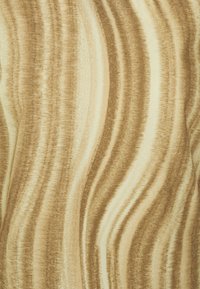 Tecido abstrato com padrões ondulados em tons de bege e castanho claro. A textura parece suave com um acabamento liso.