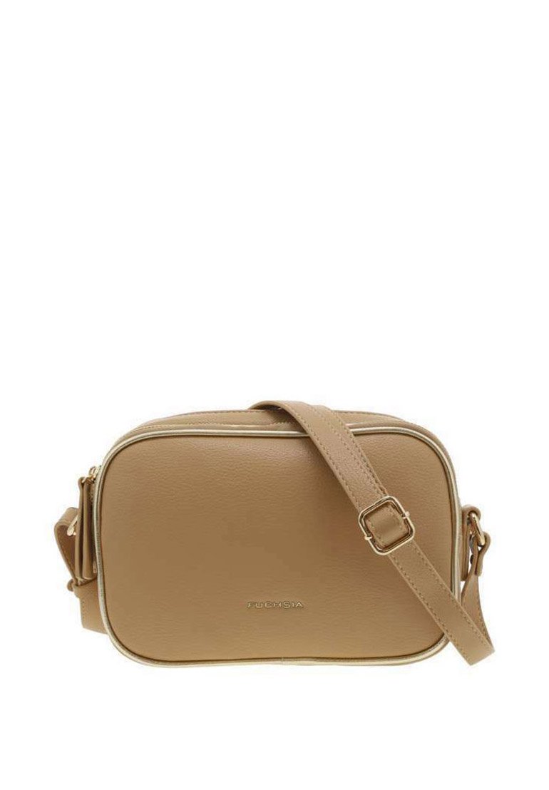 Sac bandoulière en simili cuir beige, de forme rectangulaire, avec une bandoulière ajustable et de subtils accents dorés. Texture lisse avec fermeture à glissière.