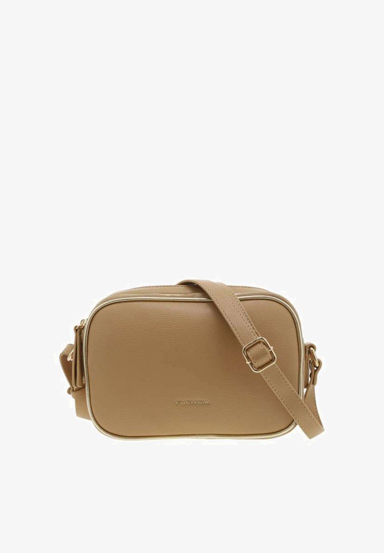 Sac bandoulière en simili cuir beige, de forme rectangulaire, avec une bandoulière ajustable et de subtils accents dorés. Texture lisse avec fermeture à glissière.