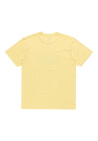 Camiseta de algodón amarilla con mangas cortas y cuello redondo. La tela tiene una textura suave y presenta un diseño simple y sin adornos.